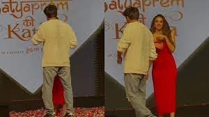 Kartik Aaryan Saves Kiara Advani From Wardrobe Malfunction As He Fixes Her  Dress On Stage In Viral Video - Entertainment