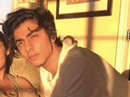 Aryan khan, gauri khan dan abram khan. Anak Shah Rukh Khan Lulus Kuliah Wajah Gantengnya Saat Wisuda Jadi Viral