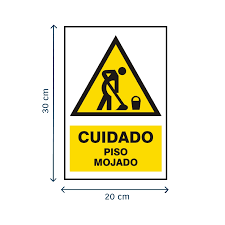 Señal de advertencia de Precaución (amarillo) colocada en un piso industrial húmedo, alertando sobre riesgo de resbalón en una fábrica de Lima.