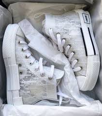 Les sneakers b23 hautes reprennent les codes de la sneaker intemporelle de l'univers masculin dior dans une version adaptée aux plus jeunes. Streetwear On Instagram New Colour Way By Dior B23 High Tip Sneakers In Powder White Source Theluxuryshopper Dior Shoes Shoes Sneakers