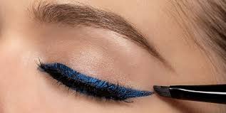 Feb 07, 2021 · the applicator, which forms to the shape of you eye as you draw, slowly drips pigment to the felt tip, so you can take all the time you need. How To Apply Eyeliner Like A Pro Step By Step Videos And Tips For Applying Eyeliner