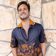 When both protagonists fall in love, their pairing unleashes a series of events and violent. Esto Es Lo Que Gana Diego Boneta En Luis Miguel La Serie Estilo Musa Celebridades