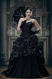 Extravagante Brautmode Schwarze Brautkleider Schwarz Weisse Und Ausgefallene Brautmode Extravagante Brautmode Brautmode Steampunk Kleider Schwarze Hochzeit