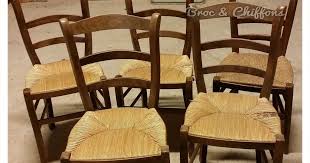 Pour peindre vos chaises en bois, commencez par préparer la surface.si vous remarquez des trous sur la chaise, n'hésitez pas à les reboucher en. Comment Moderniser Des Chaises En Paille Chaise En Paille Relookee Chaises En Bois Peintes Customiser Chaise Bois Relooking De Chaise