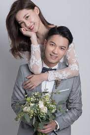男生在前 手拿捧花 女生在後手勾住他 wedding poses wedding photoshoot wedding photography poses