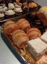 In cui i concorrenti devono preparare dei dolci di piccola pasticceria come: Cabaret Di Paste Mignon Foto Di Pasticceria Dal Fior Verona Tripadvisor