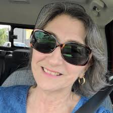 Cuando mi sobrino era chiquito, se pasaba con su ropa de Supermán, a todos  nos defendía. Ahora de adulto nos sigue defendiendo por eso, le mandé a  comprar esa camisa, ¡y le