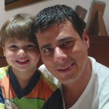 Hace ya 21 años que llegaste a nuestras vidas Mauro.... viniste a irradiar  luz donde quiera que estés,,, eres y serás siempre el “chico relajado”, el  “risitas”... un ser muy especial... que