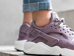Nike huarache run (gs), chaussures de running entrainement garçon nike air huarache avis le retour du classique de 1991 la chaussure nike air huarache pour homme revisite un. Nike Air Huarache Print Purple Smoke Snake Femme