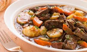 Le Bouilli Canadien L Authentique Et Classique Recette De Maman Dion Cooking Oxtails American Beef Stew Stew Recipes