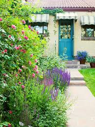 O gradina fara nici o culoare….bine in afara de verde si maro…….este o gradina trista si singura indiferent cati copacei sau accesorii are.in plus, nu toate florile, doar unele. Idei Pentru GrÄdini Mici Cu Superbe Straturi De Flori Multicolore Adela Parvu Interior Design Blogger