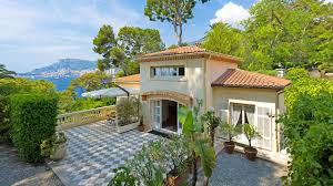 Au Cœur D Une Copropriete D Un Hectare Pieds Dans L Eau Pavillon Independant De 140 M Habitables Compose Luxury Beach House Estate Homes Luxury Real Estate