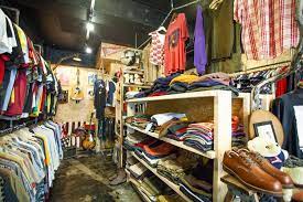 内装はすべてdiy 十条の古着屋 peg は 個人商店 の魅力を発信し続ける muuseo square 古着 屋 古着 クローゼット 収納