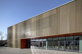 Alltag In Gold Sporthalle In Bayern Baukonstruktionen Fassadengestaltung Fabriken In Der Architektur