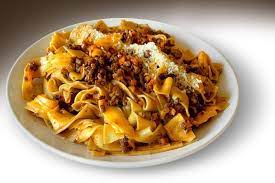 A differenza del coniglio, la carne della lepre ha un colore più scuro, mentre il suo sapore risulta essere anche più intenso e pertanto si può preparare un'ottimo sugo di lepre per condire le pappardelle, che sono il formato di pasta più indicato per questa. Pappardelle Al Sugo Di Lepre Cucino Per Te