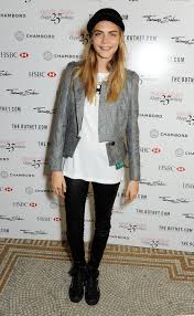 Die britische schönheit schaffte dank ihres ausdrucksstarken gesichts den ganz großen durchbruch in der fashionbranche. Der Look Von Cara Delevingne Zum Nachstylen