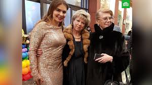 Әлинә марат кызы кабаева, älinä marat qızı qabayeva). Alina Kabaeva Poyavilas Na Publike V Zolotom Plate Foto Ntv Ru