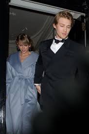 Help us build our profile of taylor swift and joe alwyn! Taylor Swift On The Quarantine Secret Her Boyfriend And Her Family Knew About 9celebrity