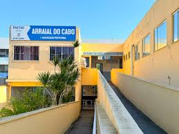 Faetec oferece cursos gratuitos de capacitação em Arraial do Cabo com apoio do QualificaTur
