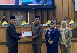 Sekda Maros Serahkan Ranperda APBD Perubahan 2022 ke DPRD Maros - Maros News