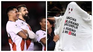 Los jugadores de river pasaron varios minutos abrazados en medio del llanto desconsolado antes de. A 8 Anos Del Descenso De River Los Memes De Los Hinchas De Boca Y La Respuesta De Los Millonarios Tn