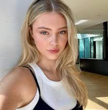 Exploring the meaning of pulchritudinous in literature