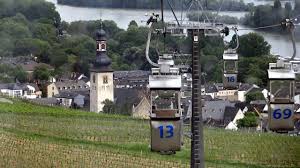 Svævebanen forbinder rüdesheim med det store monument niederwalddenkmal, som ligger højt over rüdesheim. Seilbahn Rudesheim Am Rhein Zur Germania Youtube