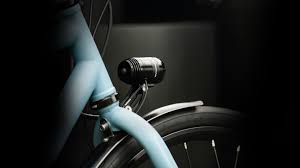 It looks good, it´s bright and it´s lightweight. Supernova Led Scheinwerfer E3 Pure 3 Schwarz Dynamobetrieben Beleuchtung Zubehor Ausrustung Cube Shop Chiemsee