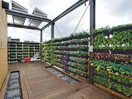 Vertical Rooftop Garden Diy Network S Made Remade Http Www Diynetwork Com Made And Remade Lea Roof Garden Design Rooftop Terrace Design Rooftop Garden