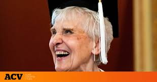 Una anciana se gradúa en la universidad 71 años después de comenzar la  carrera
