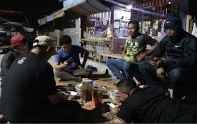 Kinanti tiwi warga gondang, jirapan, masaran, sragen ini diduga aniaya tetangga pakai linggis artikel baru nih artikel tentang warga gondang. Warung Dirusak Pemabuk Pemilik Desak Langkah Tegas Polisi