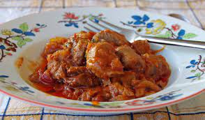 La ricetta dello spezzatino alla cacciatora è semplicissima e prevede pochi ingredienti, che sarà facile per voi reperire. Spezzatino Di Vitello Con Cipolle Al Pomodoro