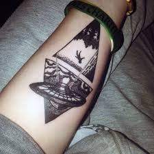 Spaceship tattoos are jubilant reminders that man is sublimely unique in his relentless pursuit of adventure and fearless expedition. Simple Alien Spaceship Tattoo Alien Spaceship Tattoos