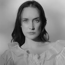 Allie Crow's Instagram, Twitter & Facebook