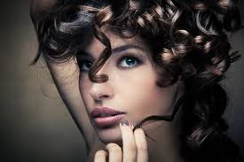 Se avete capelli sani e curati, il lungo è perfetto e basterà scalare le lunghezze per dare maggiore simmetria, senza perdere volume e definizione. Capelli Ricci Oltre 50 Tagli Ed Acconciature Per Il 2019 Capellistyle