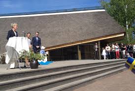 Prinsessan estelle gjorde officiell kunglig debut när hon gästade linköping tillsammans med mamma kronprinsessan victoria och pappa prins daniel våren 2014. The Crown Princess Couple And Princess Estelle Visit Linkoping Castle And Open The Fairytale Path At Lake Takern Sveriges Kungahus