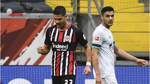 Dabei mussten die knappen fast eine halbe stunde lang in unterzahl spielen. Eintracht Frankfurt Hofft Nach Sieg Gegen Schalke Auf Europa S04 Misere Halt An Transfermarkt