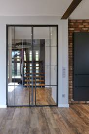 Die Filigrane Doppelflugel Tur Im Industrie Look Geschafts Und Buroarchitektur Haus Architektur Metallturen