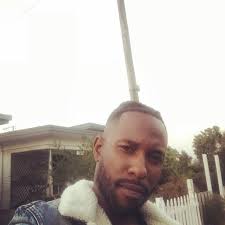 Omarion is showing off that body! What's it giving Neighbors? 😍