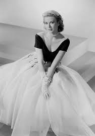 On september 13, 1982, grace kelly and her daughter, princess stephanie, were in a car crash. Grace Kelly Ihre Stil Lektionen Sind Heute Wieder Trend