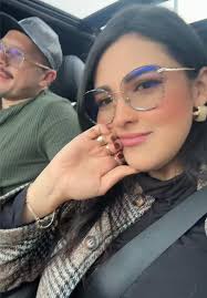 Amor y Reacciones Divertidas en Pareja