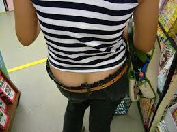 今見てもなぜ流行したのかわからないファッション…ローライズ！尻のワレメまる見えハプニングエロ画像 | エロ画像CLUB