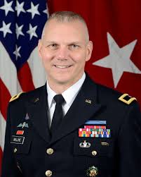 Бриг. Генерал Винсент Ф. Мэлоун, позирует для своего чиновника