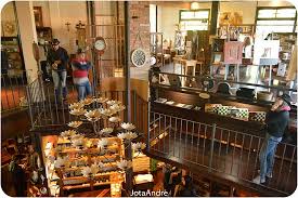 Em frente da igreja há uma imagem do padroeiro da cidade, que foi confeccionada com materiais recicláveis. Livraria Miragem Foto De Miragem Livraria Sao Francisco De Paula Tripadvisor