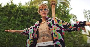 At the age of 13, bieber was discovered by current manager scooter braun on youtube and was signed by american r&b singer usher to rbmg records. Justin Bieber Stands In For An Unwilling Drake In Wild Popstar Music Video Ew Com