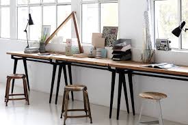 Il vous faut d'abord donc prévoir une poubelle à portée de main, pour vous débarrasser immédiatement maintenant que votre bureau est bien rangé, votre plan de travail impeccable et vos papiers triés, il faut maintenant penser à l'organisation de. Comment Bien Organiser Son Coin Bureau A La Maison