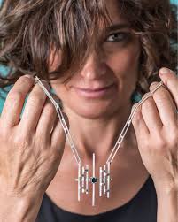 HOY…..EN HISTORIAS DE PROFES🤩, Ana Luisa Gálvez ( @dediosasjoyas ) nuestra  “ Anita”…nos cuenta su experiencia en @claudiacorrea_escueladejoyeria 💎❤️  y cómo de alumna pasó a ser profesora de la escuela . 👉desliza