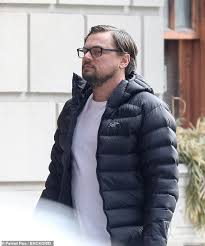 The film stars an ensemble cast led by jennifer lawrence and leonardo. Leonardo Dicaprio Is All About Comfort In Sweats And Slippers As He Heads To Film Don T Look Up Tech Readsector