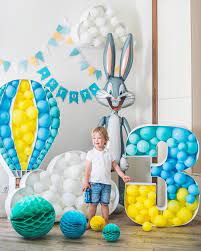 Las decoraciones pueden ser sencillas o más elaboradas, dependiendo de qué tan grande. Ideas Para Decorar Un Cumpleanos Con Numeros Party Balloons Kids Birthday Party Birthday Decorations