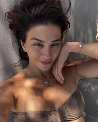 Best of Celebrities on X: ceren benderlioğlu t.coiAYCllZWsC  X